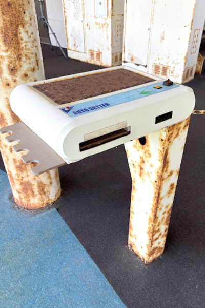 ▲打席右横にある差込口